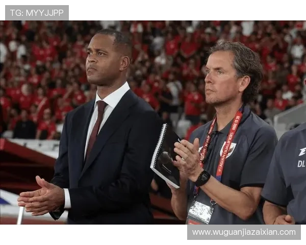 印尼主帅克鲁伊维特赛后情绪失控怒砸椅子眼眶泛红引发关注